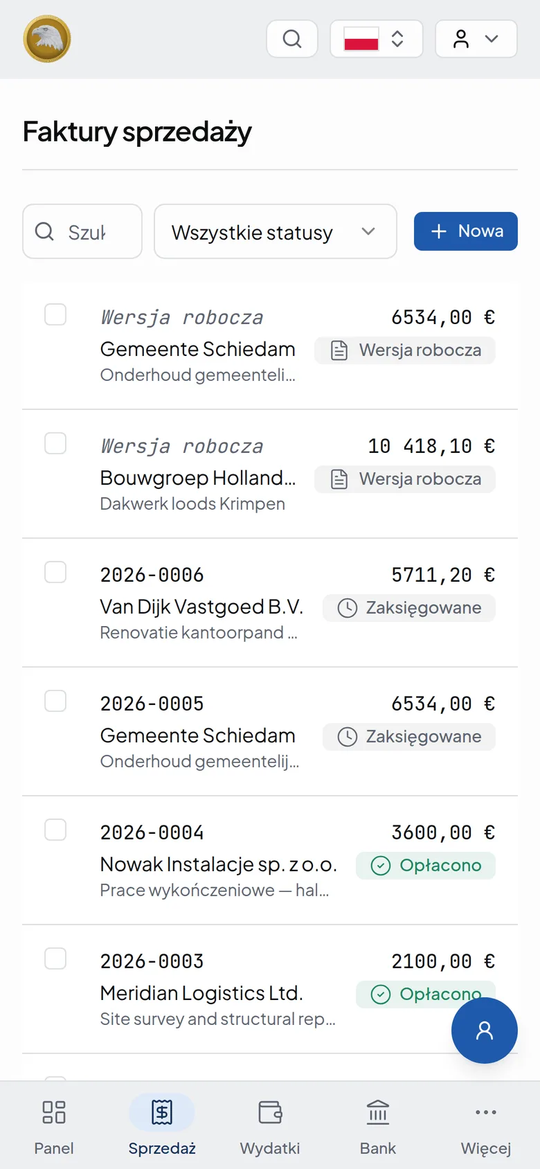 De verkoopfacturenlijst op een telefoon, in het Pools, met Nederlandse klantnamen en bedragen in euro.